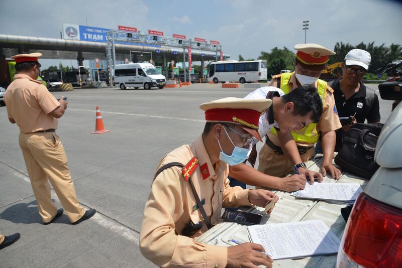 Mức phạt vi phạm nồng độ cồn mới nhất khi tham gia giao thông Mức phạt vi phạm nồng độ cồn mới nhất khi tham gia giao thông