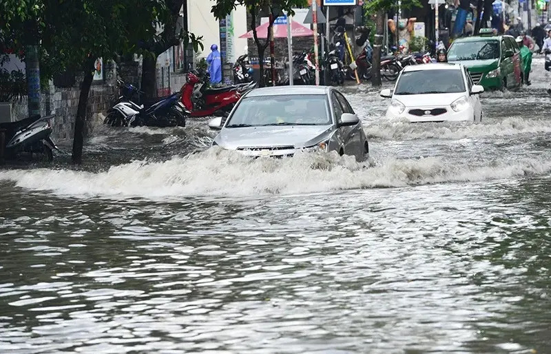 Xử lý an toàn khi lái ô tô trời mưa qua đường ngập Xử lý an toàn khi lái ô tô trời mưa qua đường ngập