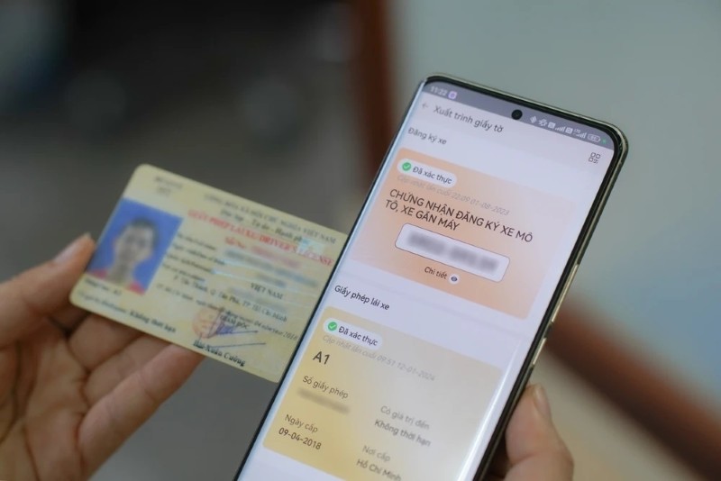 Khách hàng kiểm tra giấy phép lái xe của tài xế lái hộ Khách hàng kiểm tra giấy phép lái xe của tài xế lái hộ