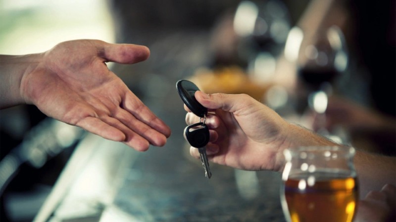 Khách hàng gọi tài xế lái xe hộ sau khi uống rượu bia Khách hàng gọi tài xế lái xe hộ sau khi uống rượu bia