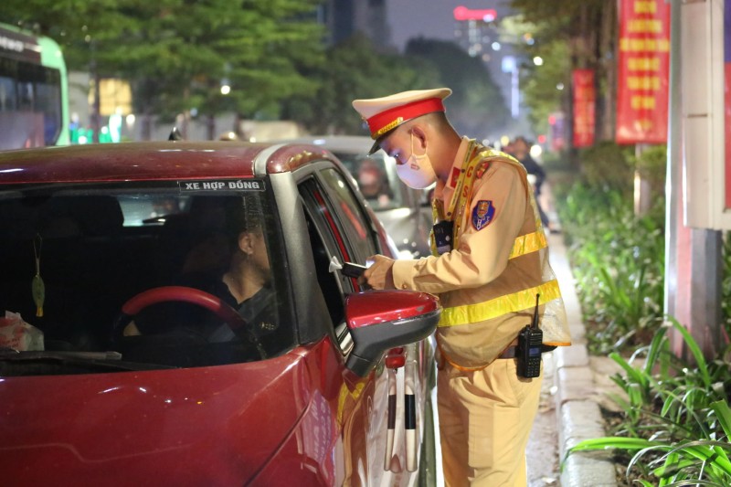Cảnh sát giao thông kiểm tra nồng độ cồn người lái ô tô Cảnh sát giao thông kiểm tra nồng độ cồn người lái ô tô